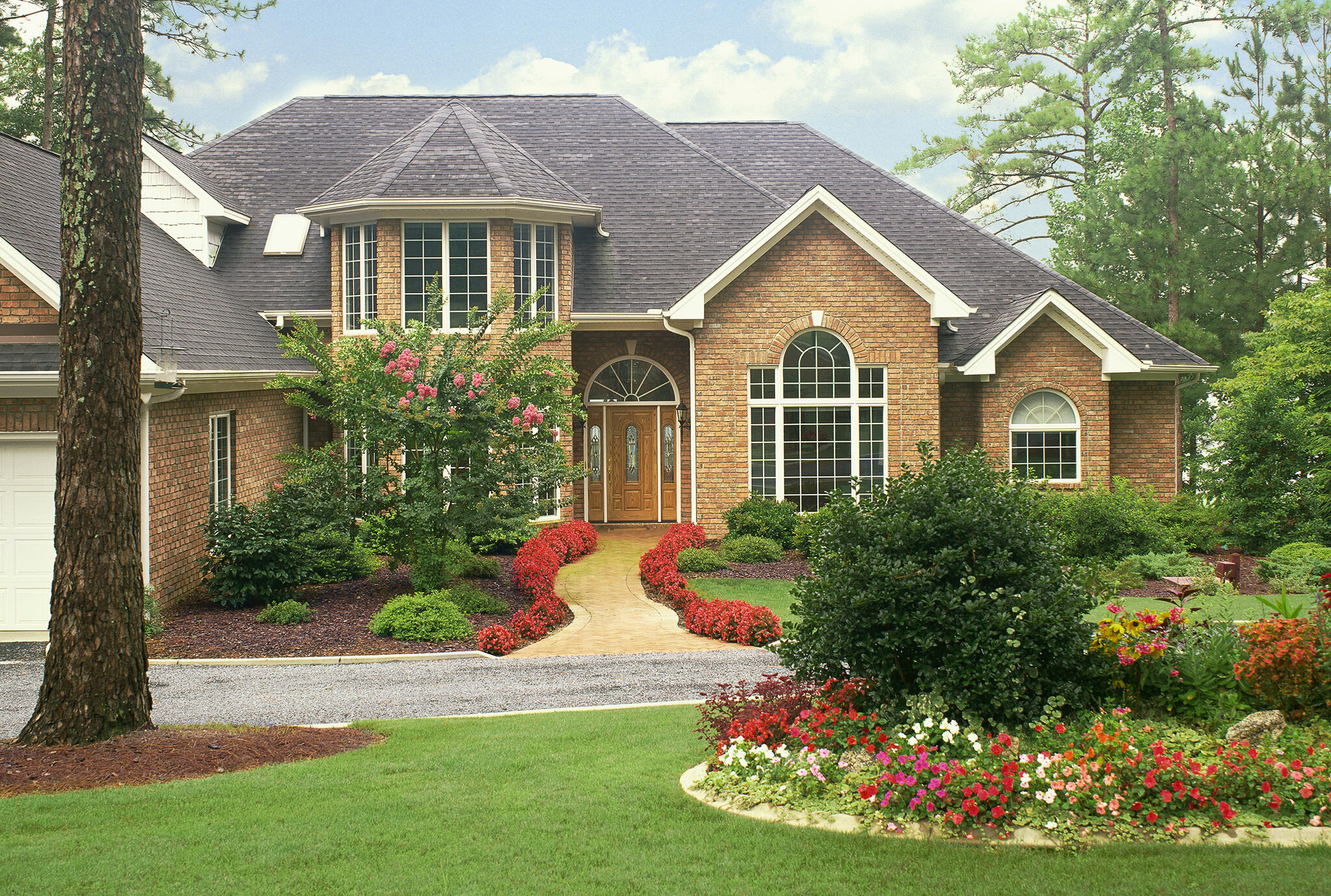 According to the Top Agent Insights Q2 2019 Report from HomeLight, low-cost outdoor home improvements to a landscape provide sizable returns on investment.